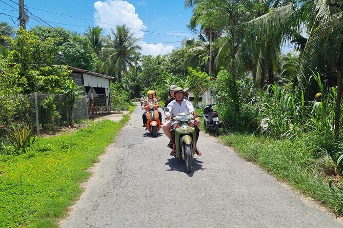 Ben Tre Mekong Zig Zag: Scooter, Sailboat, and Food (Full day) - Stop 1 and 2: Ben Tre rural lanes and a traditional Mekong house