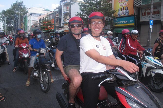 Big Eats & Small Seats - Meeting at Le Van Tam Park and the Small-Stool Eating Style