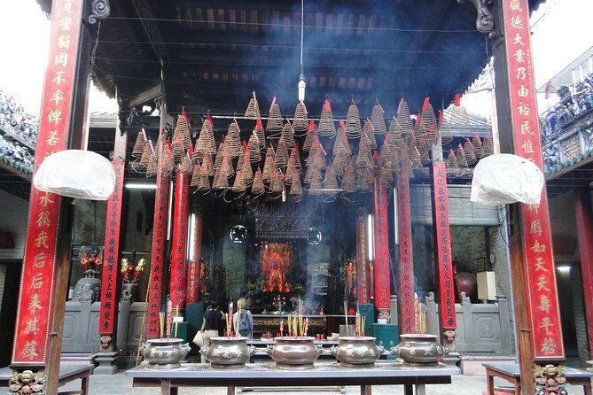 Chinatown Cyclo Journey Half-day Tour - Phố Tau Sai Gon (Chợ Lớn Quận 5): medicinal herbs, shops, and street-level Chinatown