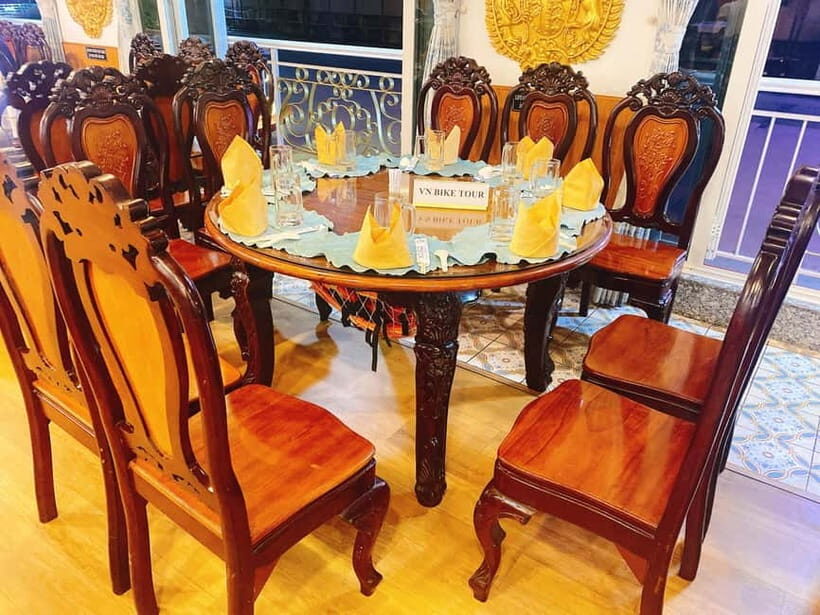 Experience Dinner On Luxury Cruise Along Saigon River - The Guide Role: Helpful Service Without Overdoing It