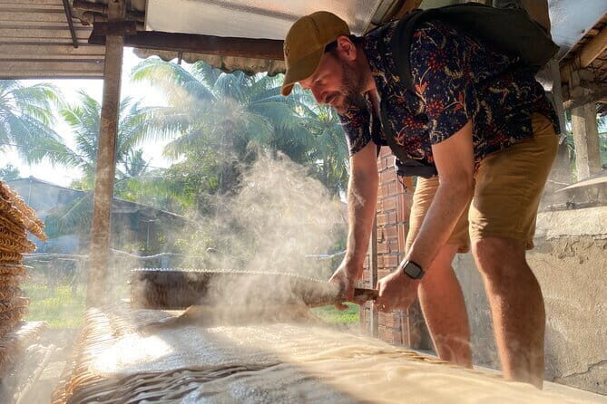 Floating Market & Hidden Canals – Small Group Morning Boat Tour - Pineapple Stop and Quiet Canal Time: The Moment After the Big Hit