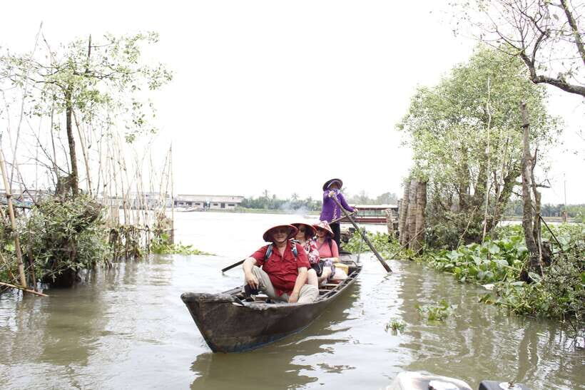 Ho Chi Minh: Cai Be-Mekong Delta Local Village Full Day Tour - Entering Cái Bè: boats, canals, and the kind of pace locals keep
