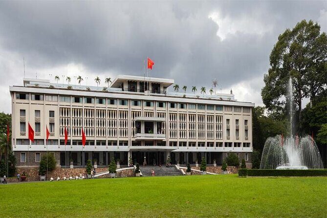 Ho Chi Minh City: Highlights & Hidden Gems - Free Walking Tour - People’s Committee Building area: statue views and reunification memory