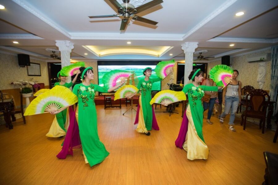 Ho Chi Minh: Private City Tour and Dinner Cruise with Buffet - Buffet Dinner on Board: Filling Meal, Easygoing Service