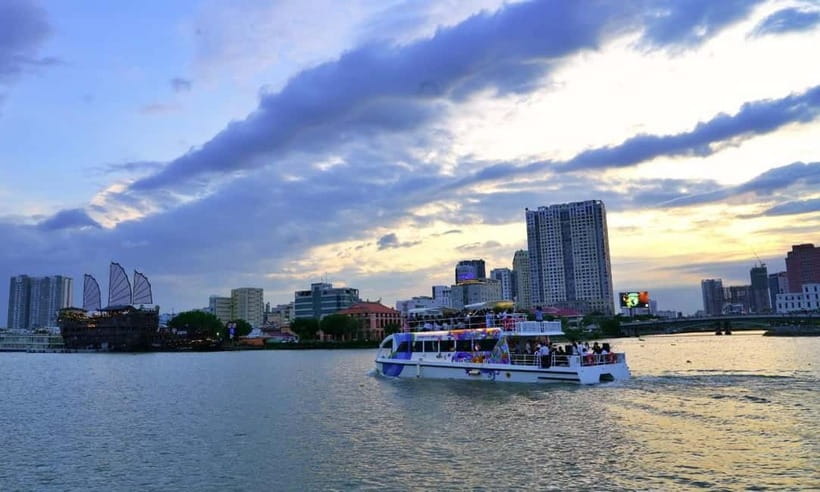 Lively Saigon River Sightseeing Cruise + Guided Walking Tour - The short walking tour: Nguyen Hue Boulevard with context