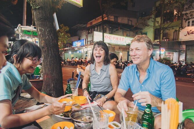Night Food Tour in Saigon By Scooter - Stop 1: Nguyen Thien Thuat Apartment Buildings and street-food life up close