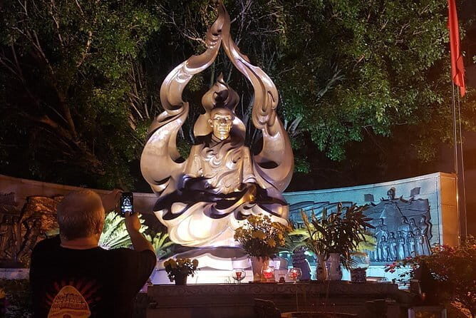 Night Food Tour in Saigon By Scooter - Stop 2: Ho Thi Ky Flower Market and a sensory reset