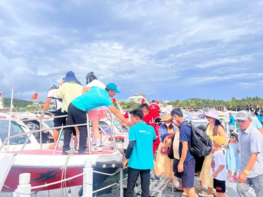 Phu Quoc: 3 Islands Tour with Cable Car & Buffet Lunch - May Rut Trong island: beach time plus the first big photo stop