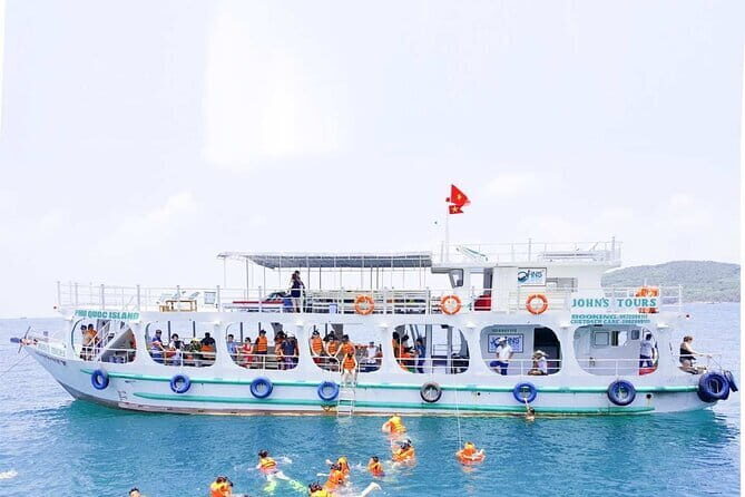 Phu Quoc 4 Islands Full Day Tour with cable car - Mây Rút Trong (Hon Vong) and Mây Rút Ngoài: beach time with two different moods