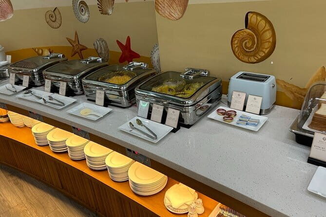 Phu Quoc International Airport Business Lounge - Food and drinks: hot meals, snacks, and one scent warning