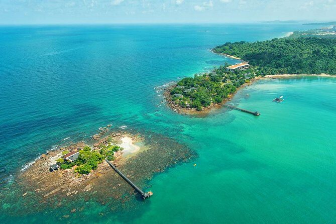 Phu Quoc- Private airport transfer 7-16- 29 seater car - Price and value: $30 per group up to 4 for a private A/C ride