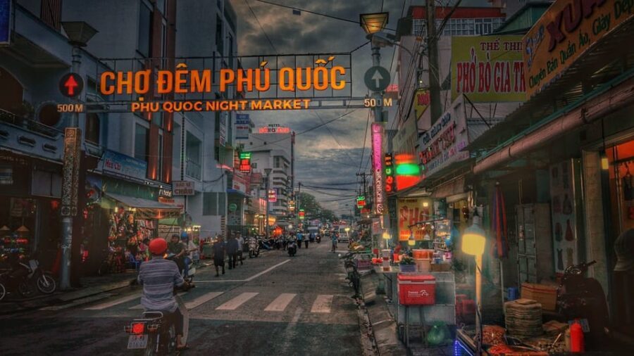 Phu Quoc: Street Food Tour - The night market stroll: shopping, photos, and coconut ice cream