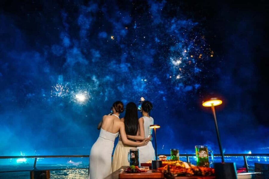 PhuQuoc Romantic Dinner with Symphony & Kiss of the Sea Show - 20:15–21:00 music and dance: when the crowd goes from seated to singing