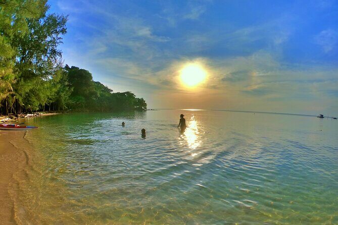 [PRIVATE CHARTER] SEA-KAYAKING along HALF-MOON BAY & SUNSET DRIFTING & DINNER - The beach dinner on Half-Moon Beach: rustic seafood, candlelit mood