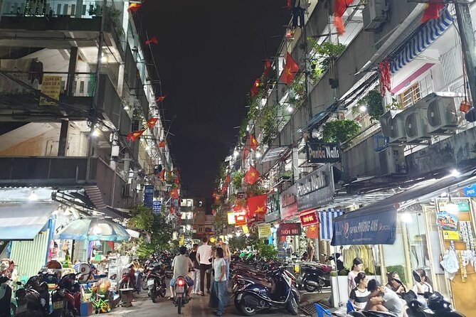Private sight-seeing motorbike tour with local expert/student in HCMC - Stop 4: Chùa Vạn Phát (Temple of Ten Thousand Buddhas)—the alley effect
