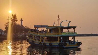 RedRiverTours - Enjoying Sunset & Night Squid Fishing - How night squid fishing actually happens (and what you should expect)