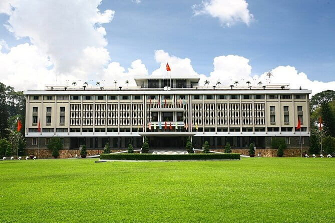 Sai Gon City Tour and Dinner On Cruise Half Day - Opera House, Notre-Dame, and Central Post Office: French-Era Lights