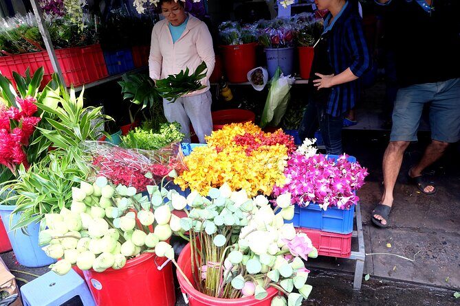 Saigon Morning Excursion by Scooter - Wet market and the District 10 flower market: seeing trade up close