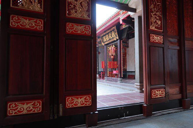 Saigoncholon - Getting started: Ben Thanh meeting point and small-group pacing
