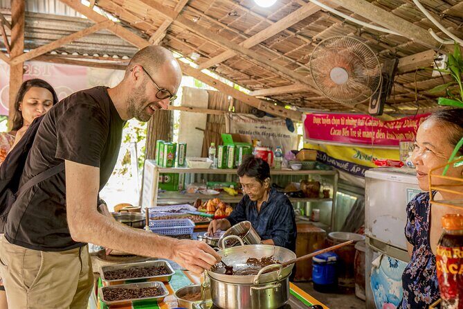 Small-Group Mekong Delta Day Trip: Boat Ride, Cottages & Pagoda - Vĩnh Tràng Temple: a short stop with major visual impact