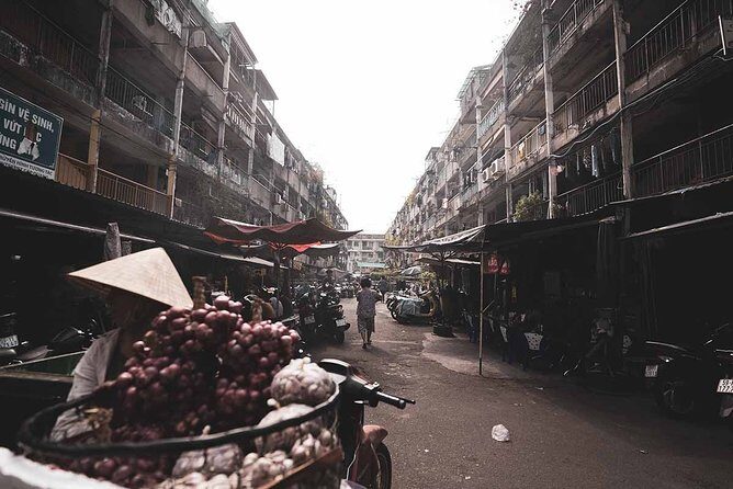 Sundown in the Colony Photo Tour - Ho Thi Ky Flower Market: fluorescent color and street energy