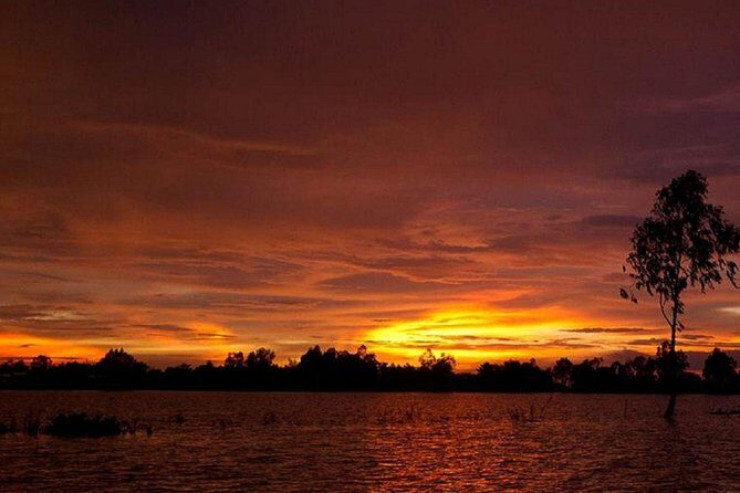 Sunset cruise and Saigon by night tour - Dinner time: what the tour actually gives you