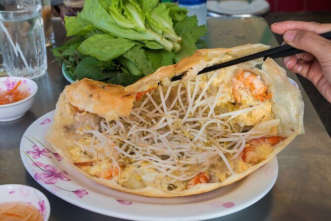 Super Niche Walking Street Food Tour in Ho Chi Minh City - Stop 3: Chợ Lớn District 5 and the Bánh Mì Locals Actually Eat