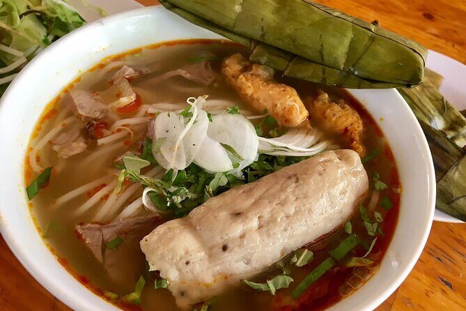 Top Notch Street Food Motorbike Tour In Ho Chi Minh City - Stop-by-stop: the food route from Le Van Tam Park to Chinatown