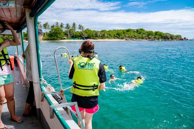 Trip 3 : 3 Islands by boat - Stop 2 Gam Ghi Island: The Coral-Reef Snorkeling Moment